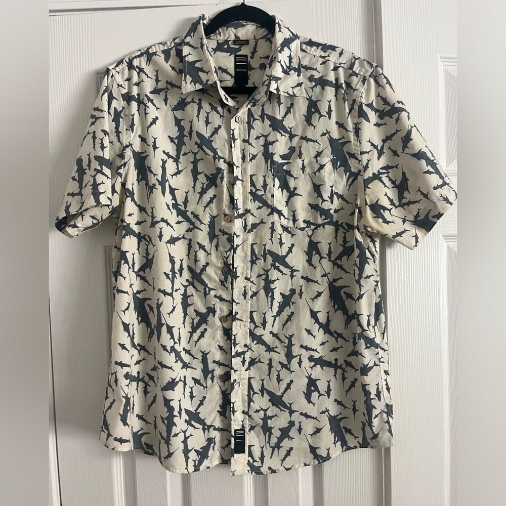 Men‘a shark button down size Large